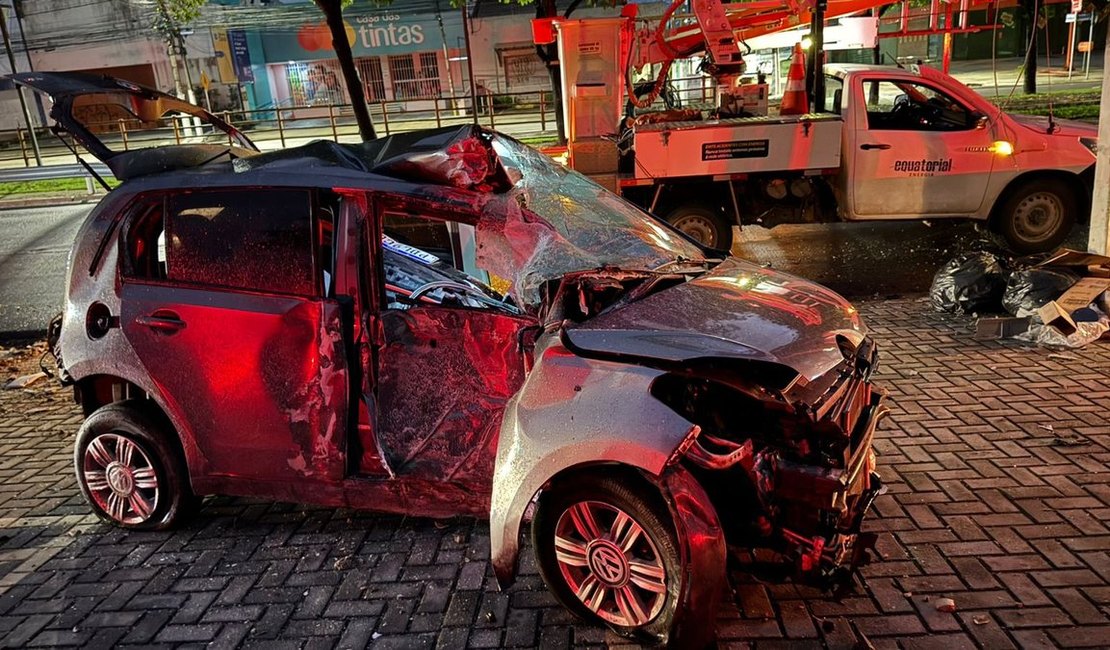 Motorista de aplicativo colide com poste na Av. Fernandes Lima e deixa parte do Farol sem energia