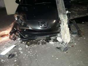 Condutor fica ferido após veículo colidir com poste