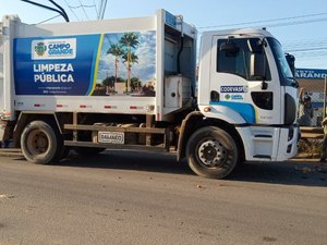 Caminhão de lixo colide contra moto e condutor foge em Arapiraca