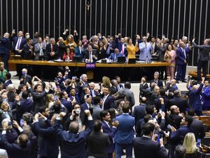 Deputados aprovam projeto que cria piso salarial da enfermagem