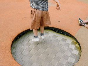 Menina de dois anos morre eletrocutada enquanto saltava em trampolim