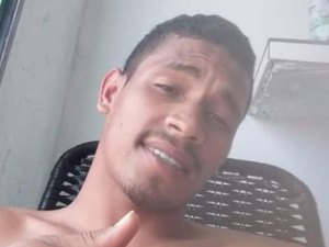 Jovem de 23 anos é executado a tiros em frente a estabelecimento comercial