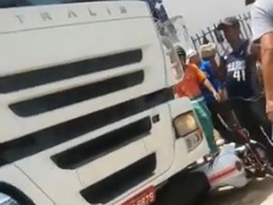 Motorista se distrai e bate caminhão em motocicleta