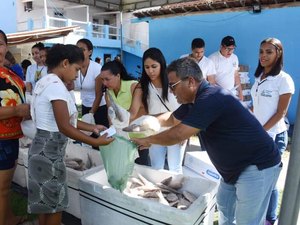 Prefeitura de Maragogi entrega dez toneladas de peixes