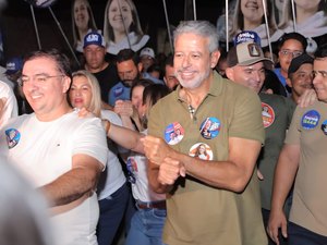 Arthur Lira participa de grande caminhada com apoiadores pelas ruas de Junqueiro