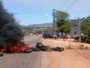 Moradores do Poção fecham rodovia AL-110 em protesto