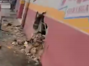 Colisão entre carros provoca destruição de parte de parede de mercadinho em Arapiraca
