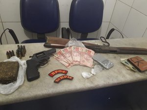 Dupla é presa com drogas e armas durante abordagem policial em Rio Largo