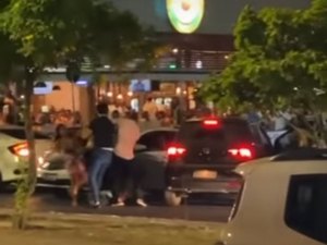 Briga é registrada em frente a bar na Avenida do Futuro, em Arapiraca