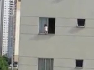 [Vídeo] Criança anda em parapeito de prédio no DF