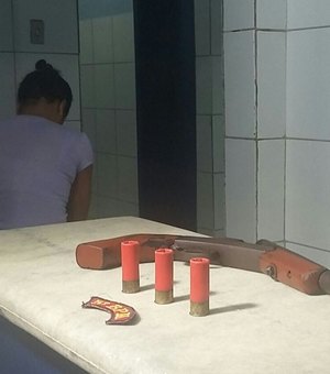 Jovem é presa em flagrante por posse ilegal de arma de fogo em Maceió
