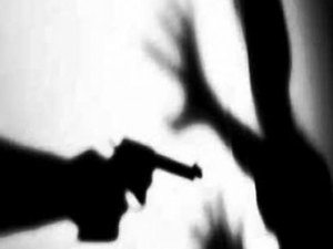 Homens roubam casa e atiram em proprietário