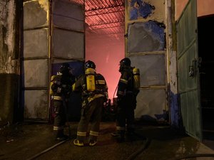 Incêndio de grande proporção atinge Ferro Velho na Ponta Grossa