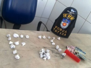 Jovem é preso ao ser flagrado vendendo drogas no bairro da Santa Amélia