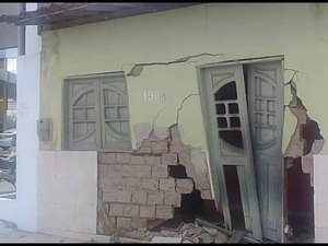 [Vídeo] Condutor perde controle de veículo e destrói parede de residência em Arapiraca