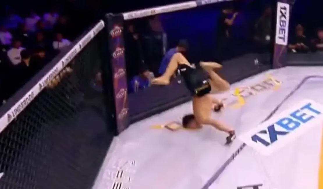 [Vídeo] Lutador cai de cara no chão ao comemorar vitória com mortal