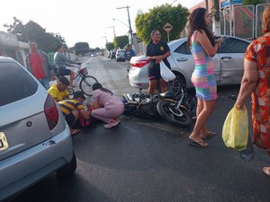 Acidente envolvendo carro e motocicleta deixa motociclista ferido no bairro Cavaco, em Arapiraca
