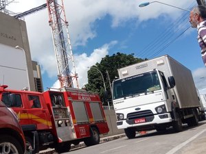  [Vídeo] Homem sobe em torre de telefonia no centro de Arapiraca