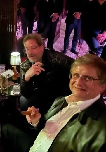 Foto tirada em Londres mostra Paulo Gonet com Vorcaro fumando charuto