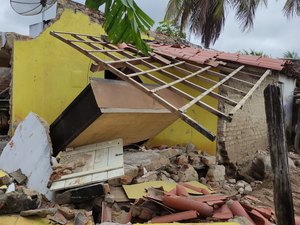 Casa desaba e família sai ilesa do imóvel em Inhapi no Sertão de Alagoas