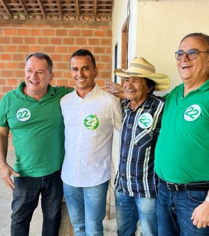 Em Santana do Mundaú, Edno Lino e Zé Lino recebem João Caldas antes da caminhada do 22