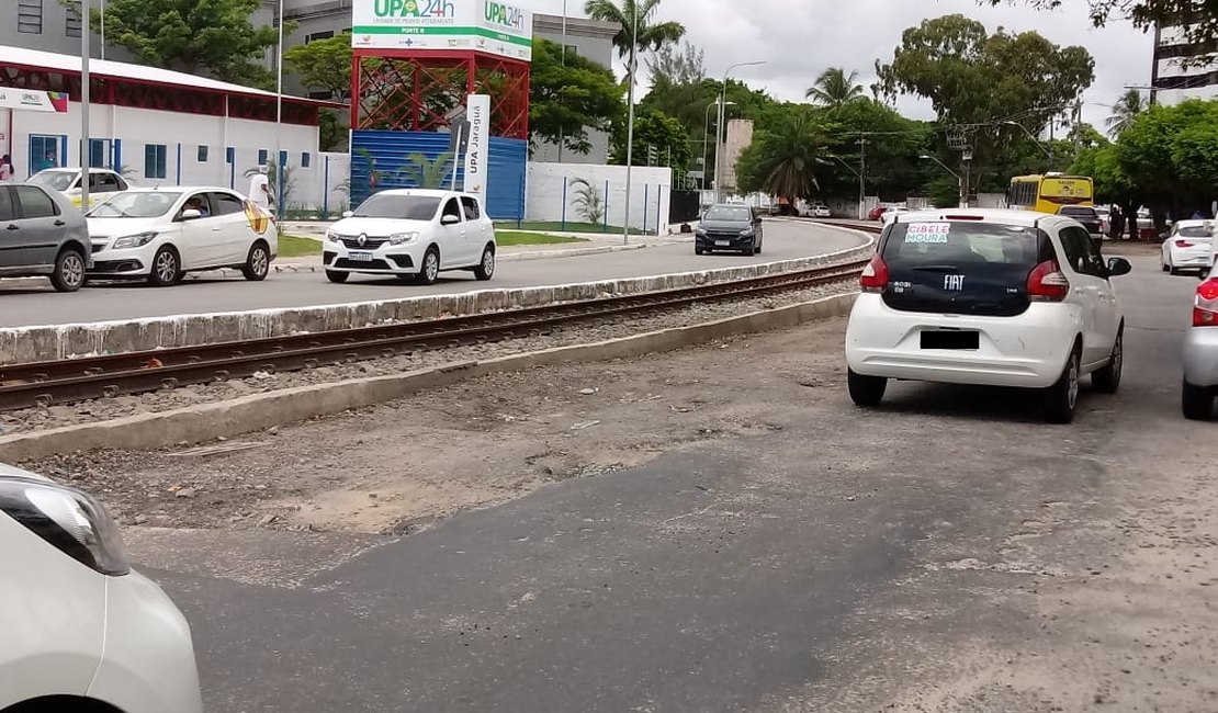 Motoristas reclamam de buracos em avenida no Jaraguá