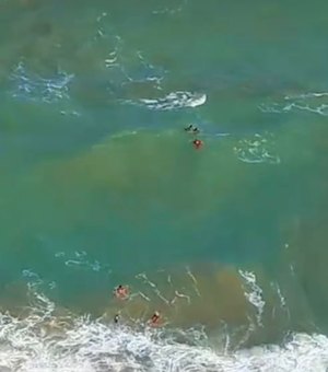 Cabo Bebeto homenageia bombeiros após resgate de adolescente e pai em Jacarecica