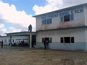 Reeducandos serram grades e fogem do presídio Cyridião Durval