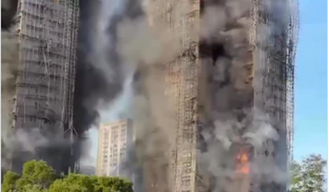 Incêndio de grandes proporções atinge prédios residenciais em Hong Kong