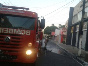 Curto-circuito em poste no Centro de Arapiraca danifica rede de energia e internet