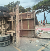 Caminhão de lixo tomba na orla da Ponta Verde e gari fica ferido