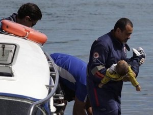 Lancha naufraga com cerca de cem pessoas a bordo