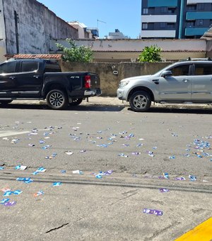 [Vídeo] Ruas com seções eleitorais amanhecem repletas de santinhos em Maceió