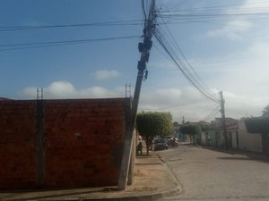 Poste ameaça cair e preocupa moradores em Arapiraca