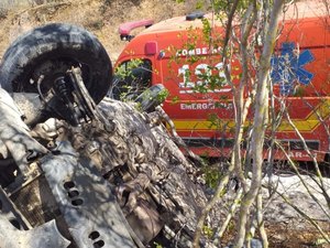 Capotamento na AL 220 deixa duas pessoas feridas em Delmiro Gouveia