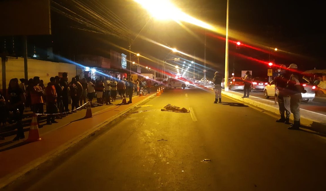 Pedestre morre após ser atropelado por motociclista no Benedito Bentes