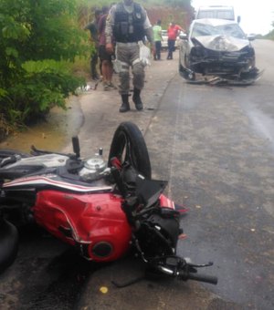 Motociclista fica ferido após colisão com carro na AL-105, em Maceió