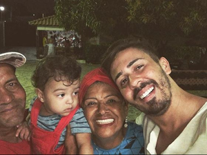 Carlinhos Maia se emociona ao entregar casa que comprou para os pais: ''Honrar pai e mãe''