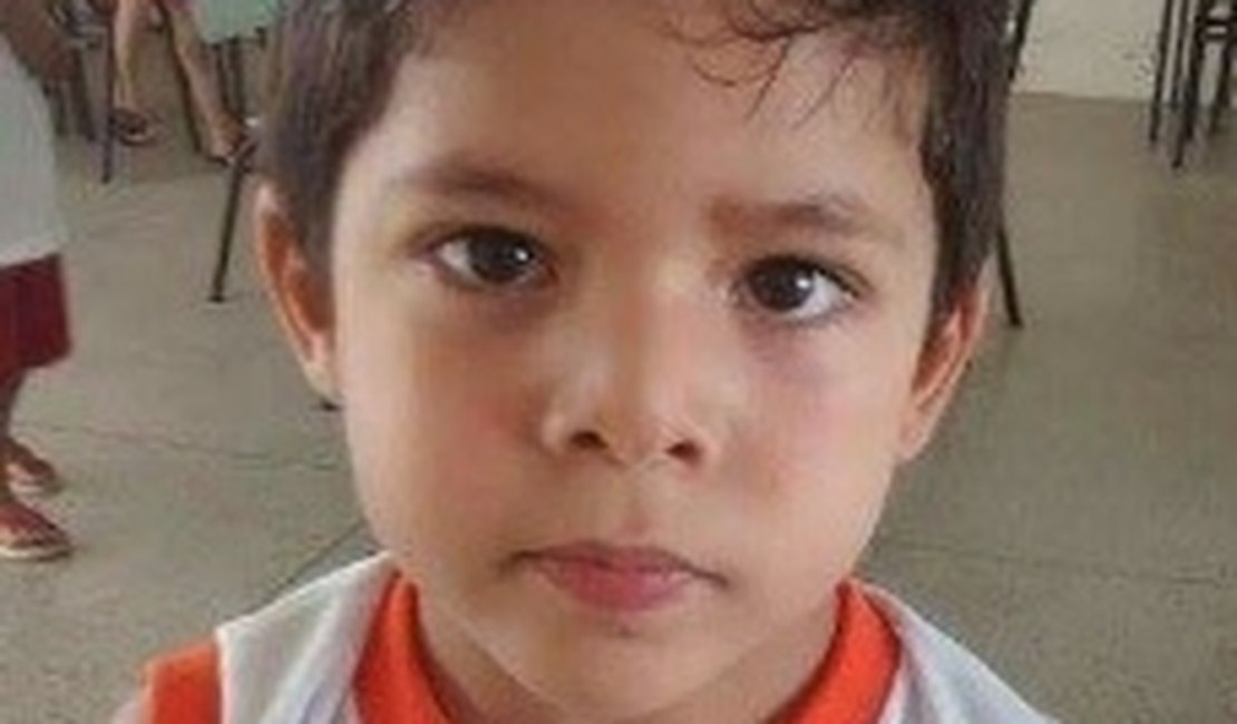 Criança de três anos morre em acidente entre moto e caminhão, em Penedo
