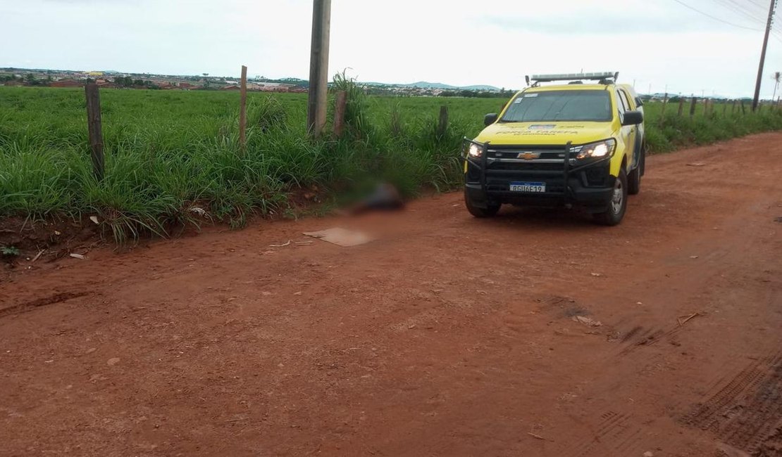 Corpo com os braços amarrados e marcas de tiros é encontrado em beira de estrada, em Arapiraca