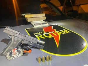 Após denúncia, homem é preso com drogas e arma em grota do Jacintinho