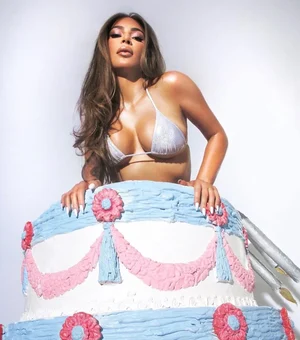 Às vésperas de completar 40 anos, Kim Kardashian faz ensaio saindo de bolo