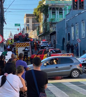 [Vídeo] Caminhão dos Bombeiros capota e deixa três militares presos às ferragens em Maceió