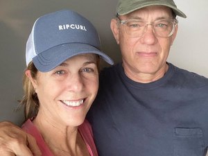 Tom Hanks diz que está se sentindo melhor após duas semanas com coronavírus