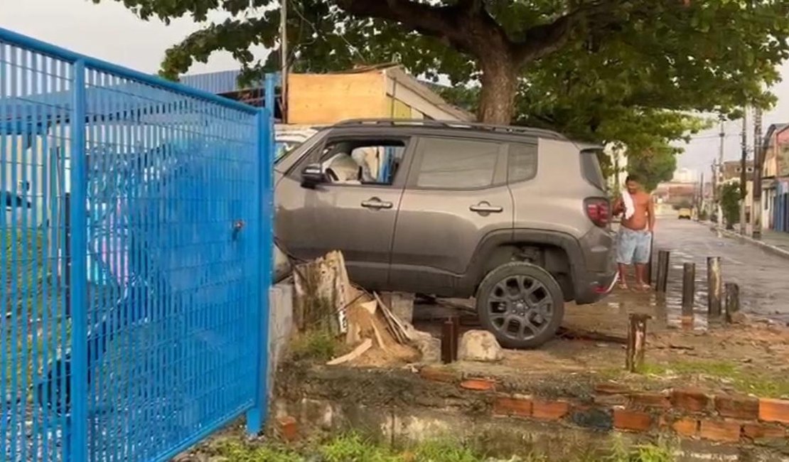 Motorista perde controle de veículo e colide com muro de secretaria da Prefeitura em Maceió