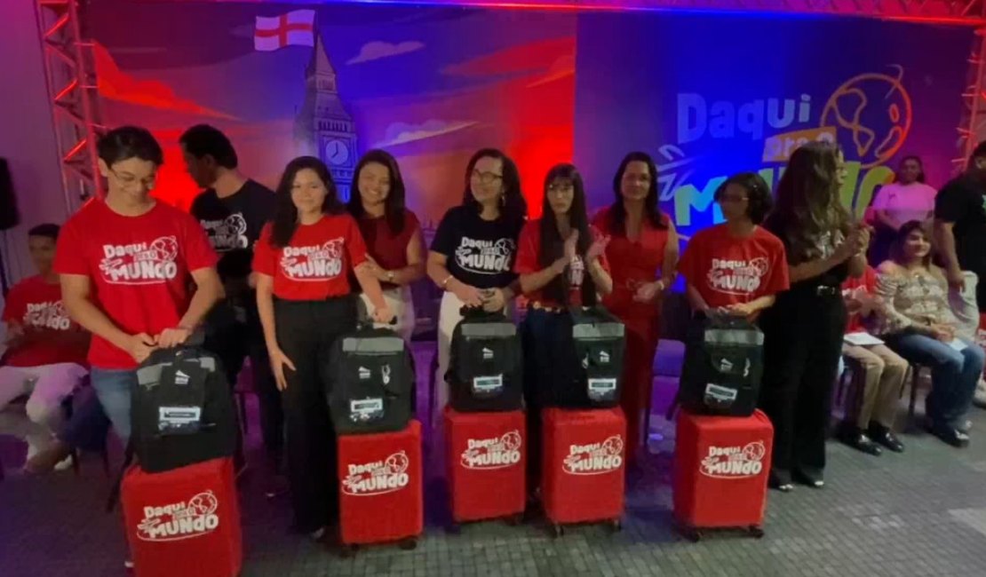 [Vídeo] Alunos da rede estadual recebem kits para intercâmbio de inglês na Inglaterra