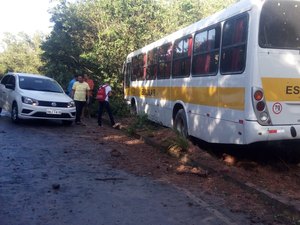 Ônibus com alunos da zona rural de Junqueiro sofre acidente
