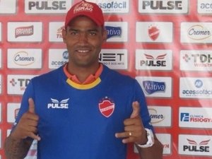 Goleiro com 6 dedos em uma mão ouve piadas