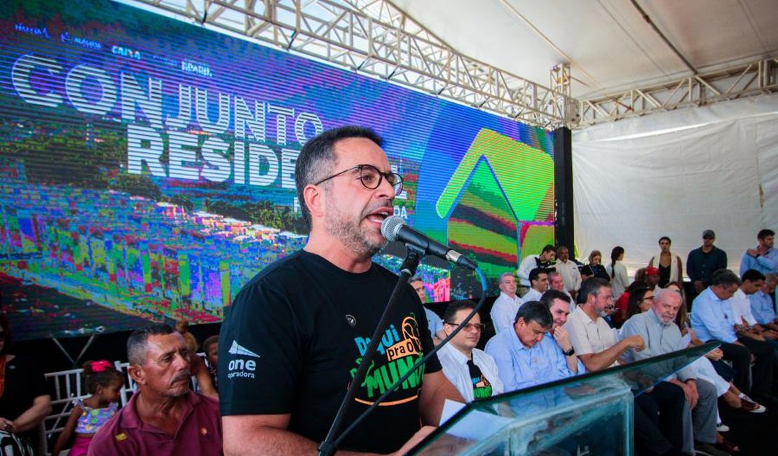 Paulo Dantas entra no campo de JHC e anuncia plano de mobilidade para Maceió