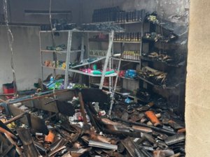 Alimentos perdidos e telhado destruído: veja imagens do estrago após incêndio em mercadinho de Arapiraca